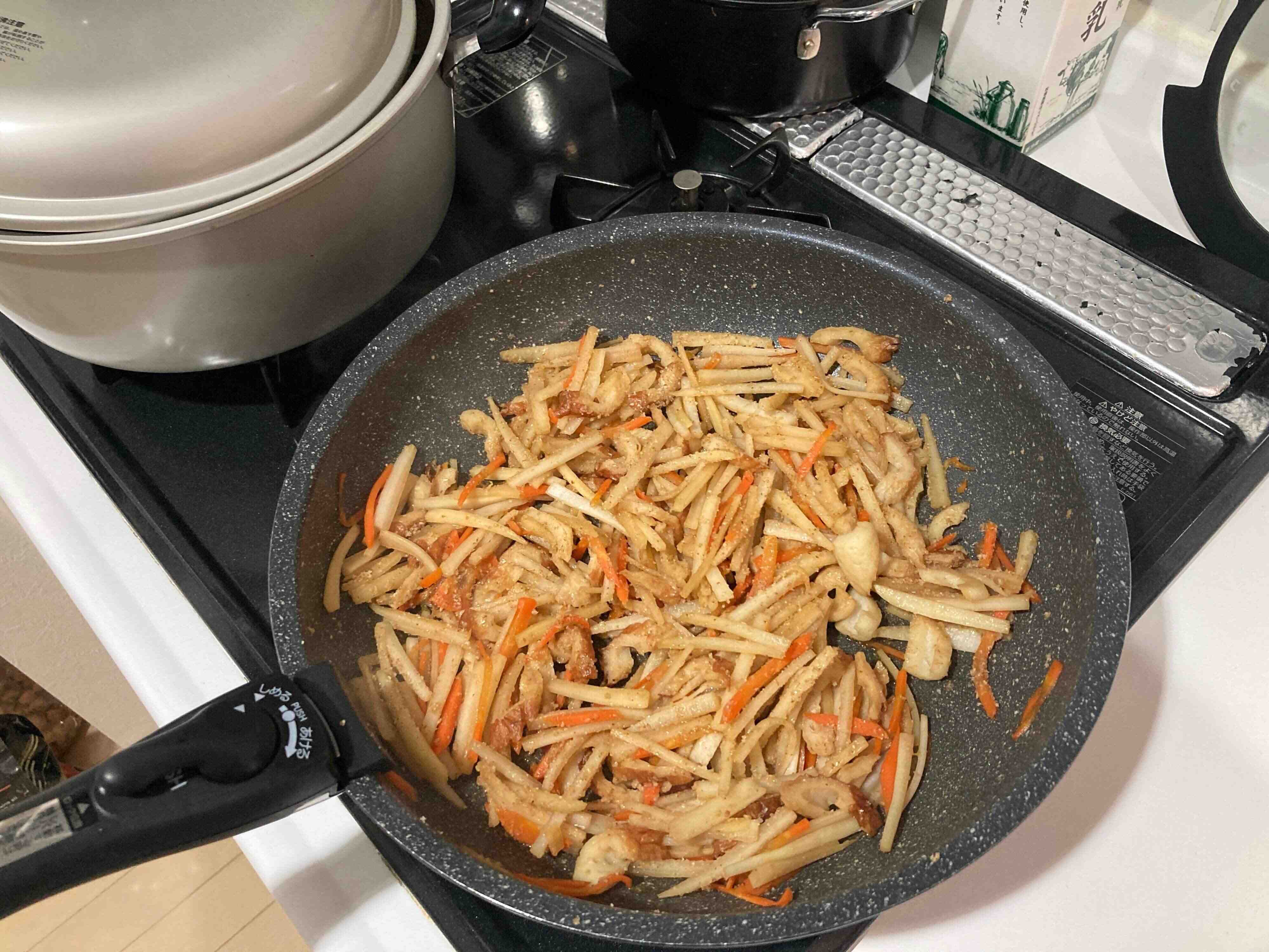 大根の皮のきんぴらを炒めているところ