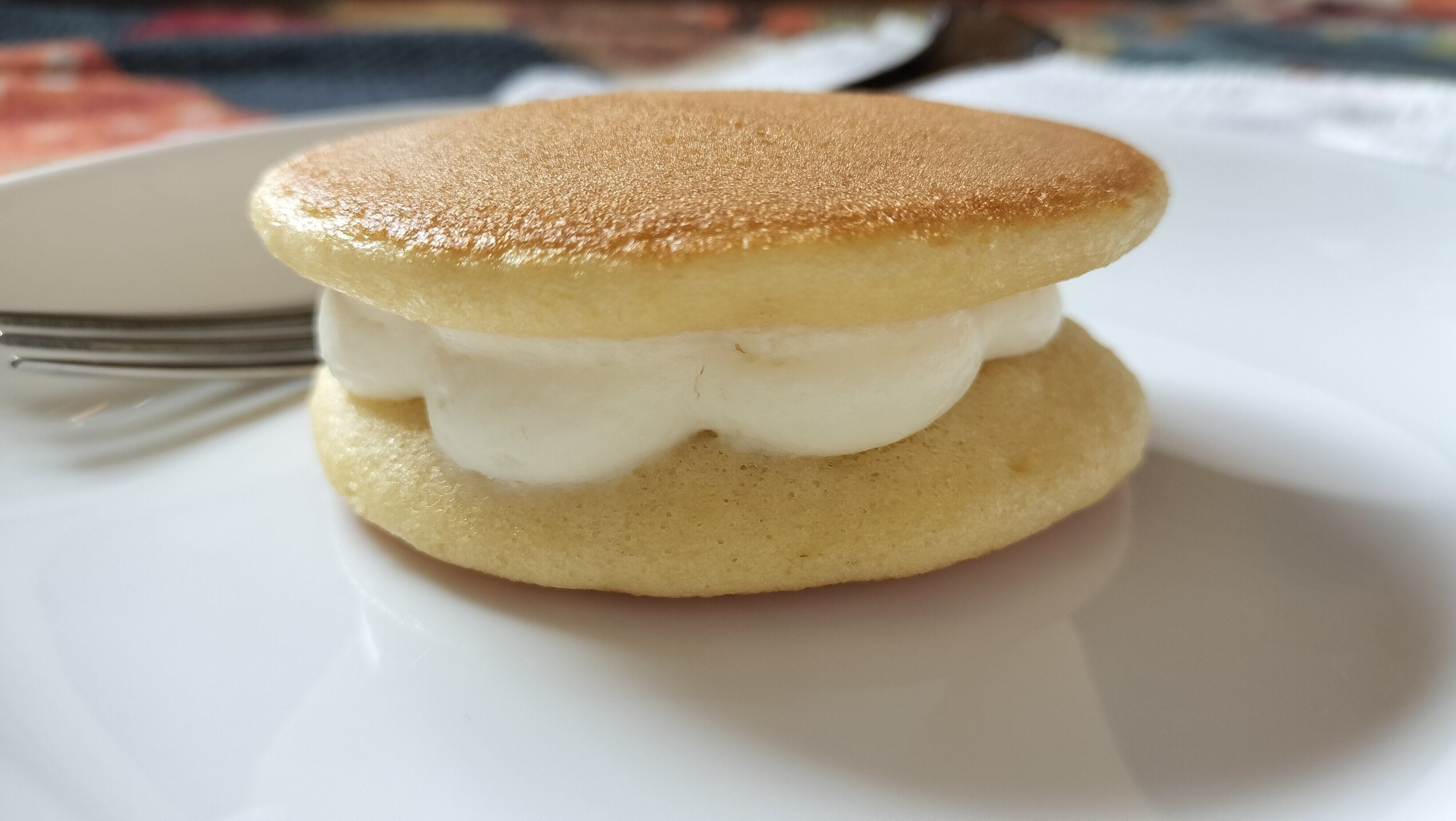 クリームのボリュームもあって食べ応えのあるパンケーキ