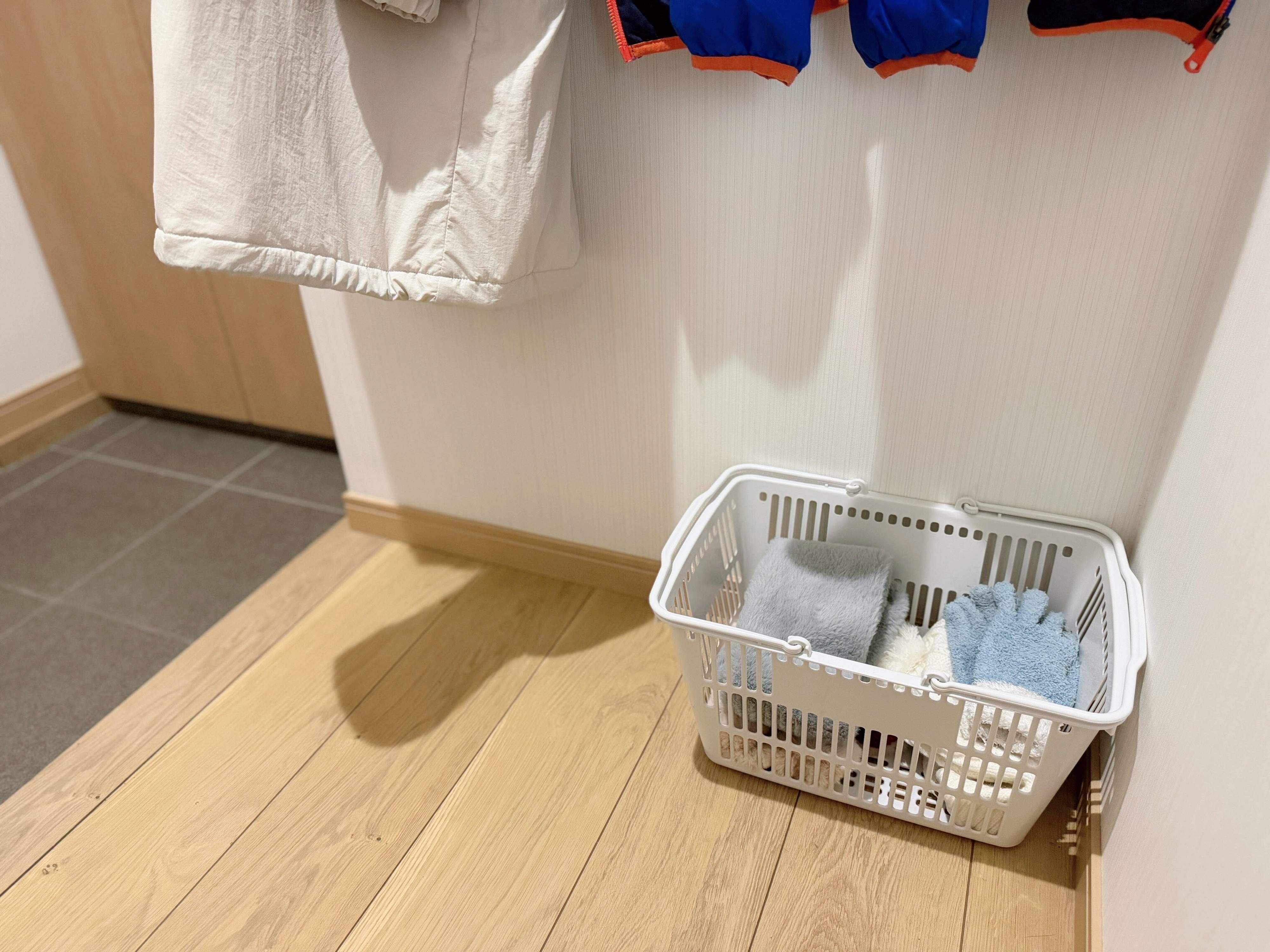 2．冬小物は「買い物かご 小」にポイポイ入れるだけ