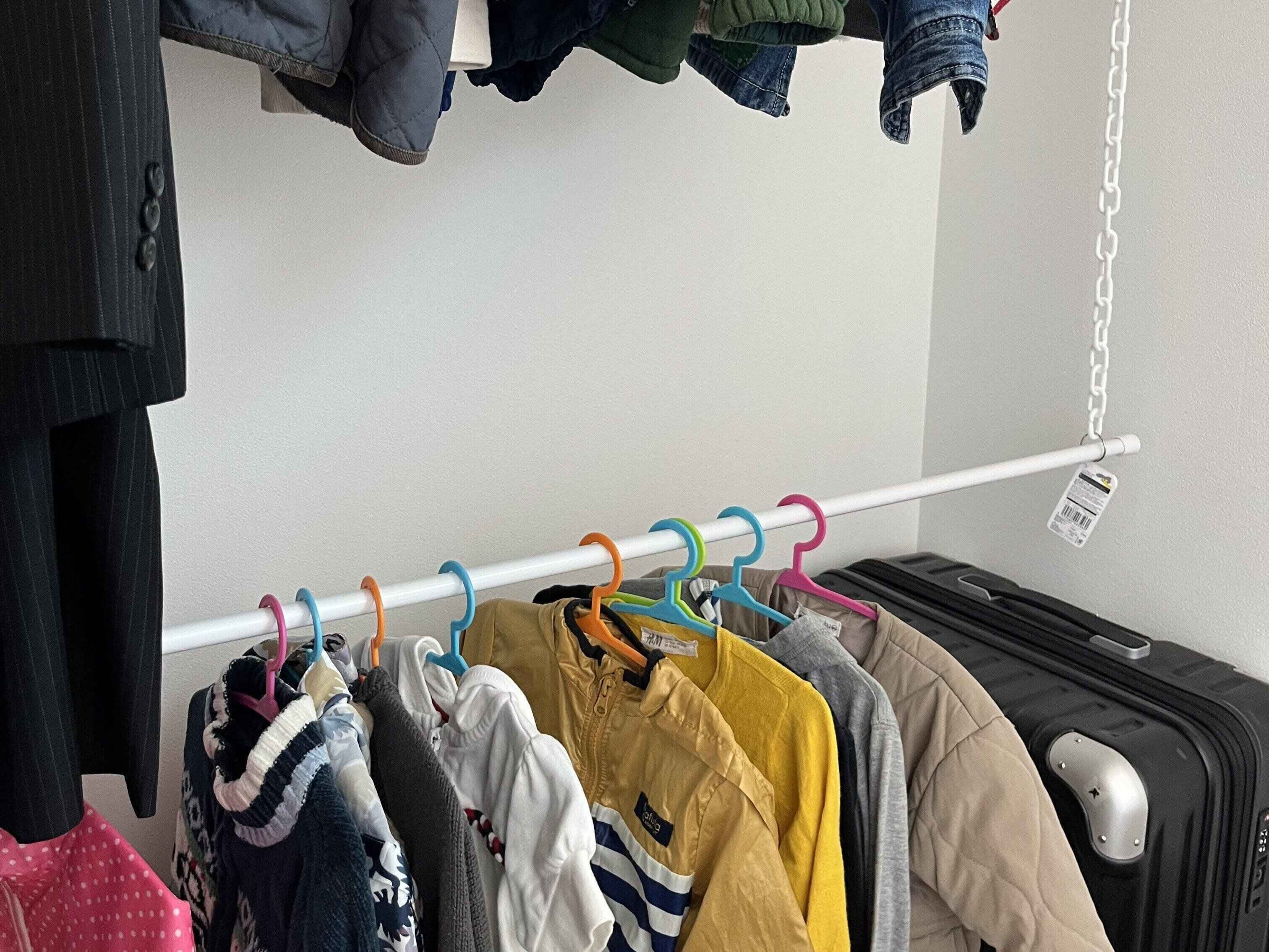 クローゼットが狭い…は効率が悪いだけかも！スペースが「倍になる」収納テク・アイテムを整理収納のプロが紹介