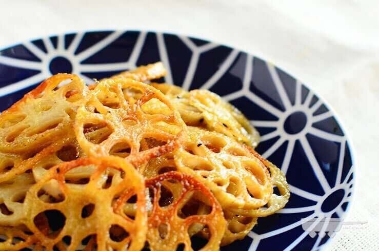 おやつにも！スパイシーれんこんチップス