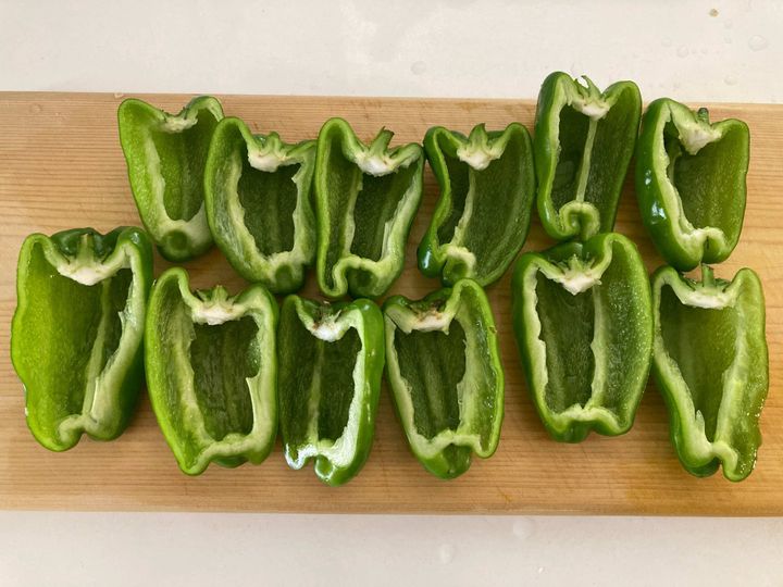 縦半分に切り種をとったピーマン