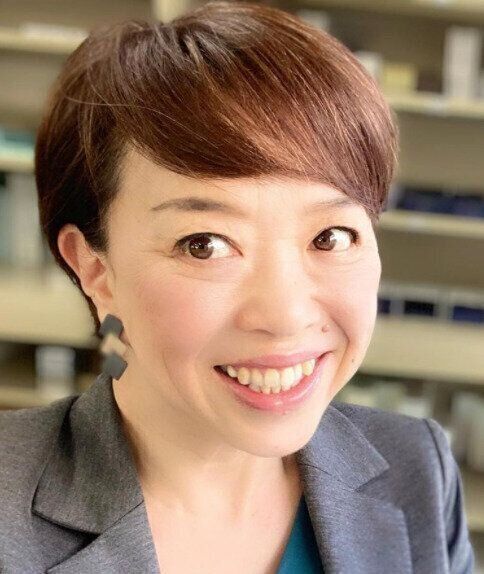 50代女性におすすめのヘアカタログ。イヤリングをポイントに！耳掛けエイジングショート