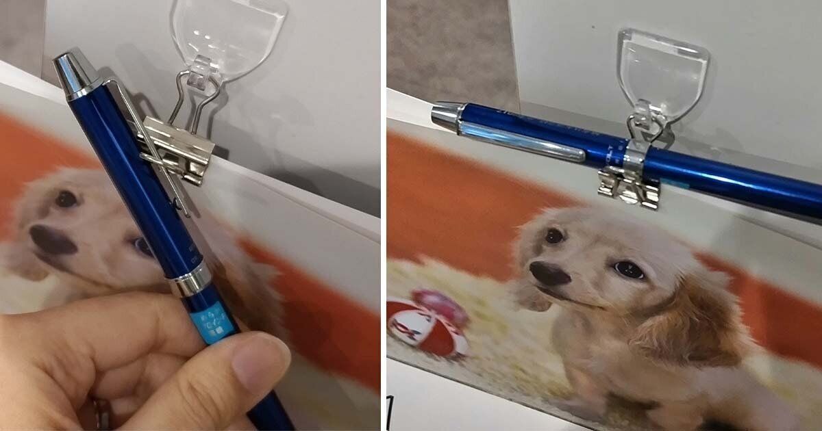 ダブルクリップにペンを挟んでいるのと乗せている