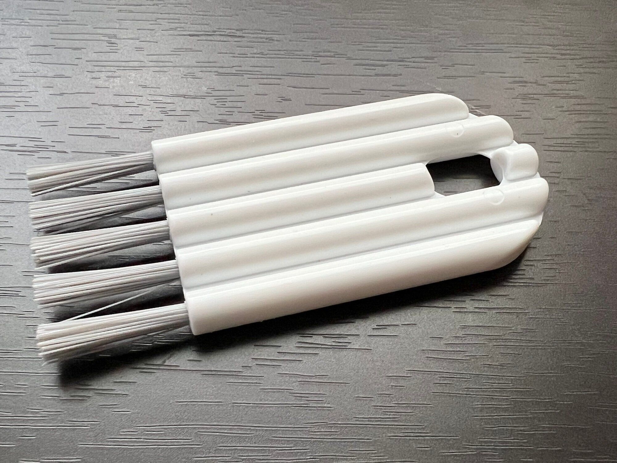 【ダイソー】水筒のフタの内側が洗いにくい問題を一発解決！細かい溝やカーブの部分にもしっかりとブラシが入り込んでくれる優秀ブラシ