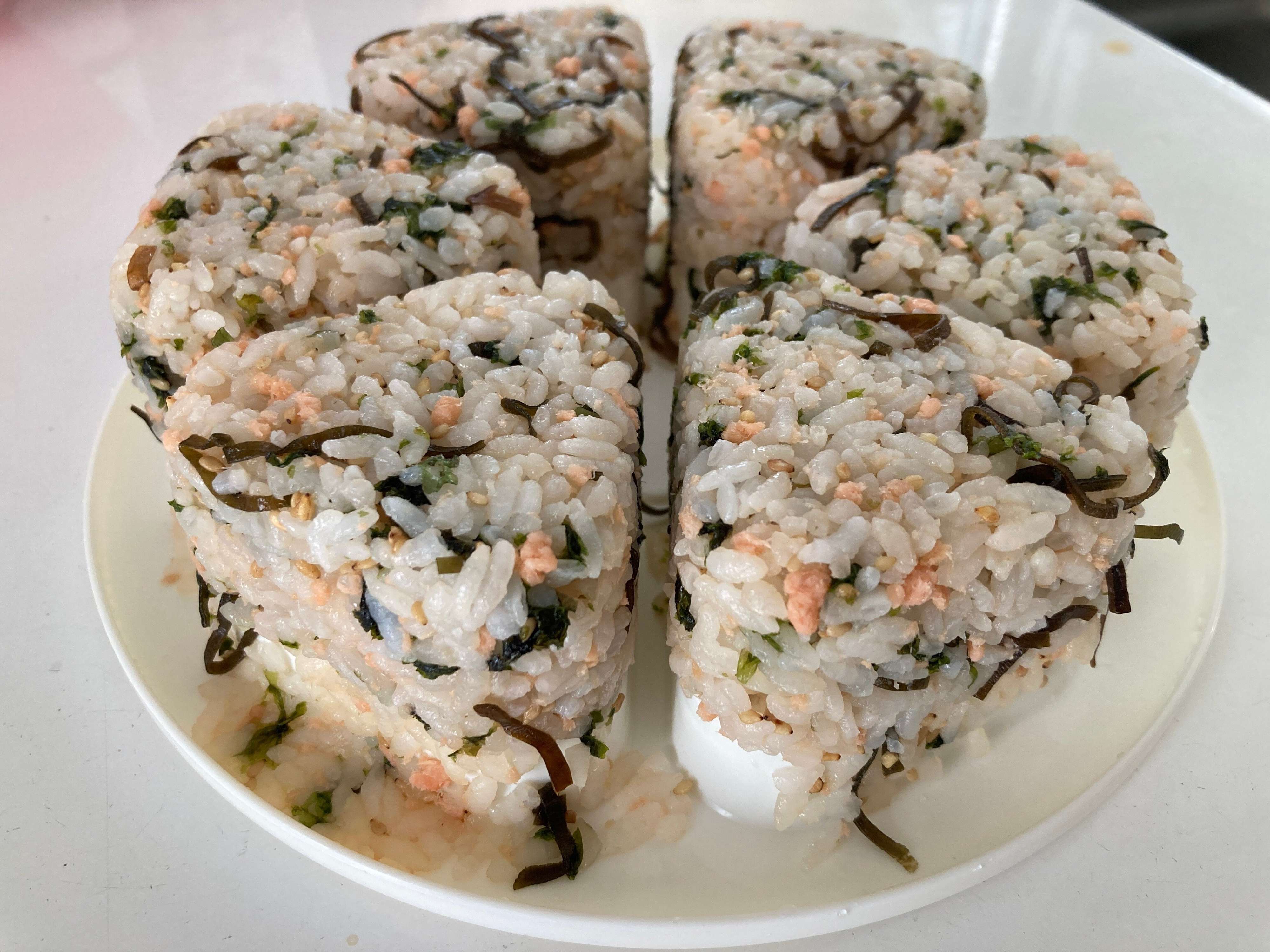 ドンキの鮭フレークで作った鮭と塩昆布のおにぎり