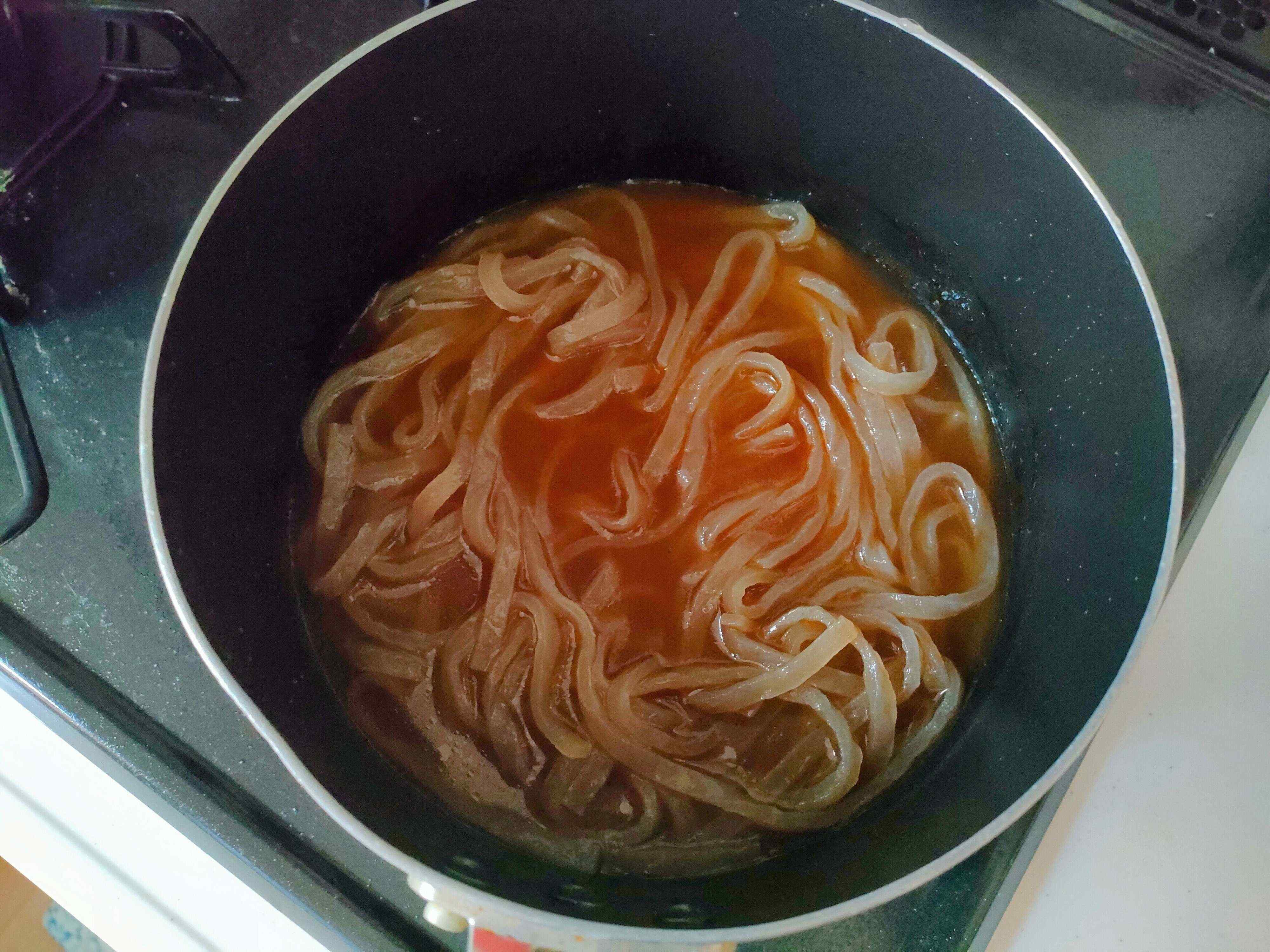 今度はスープで茹でていきます