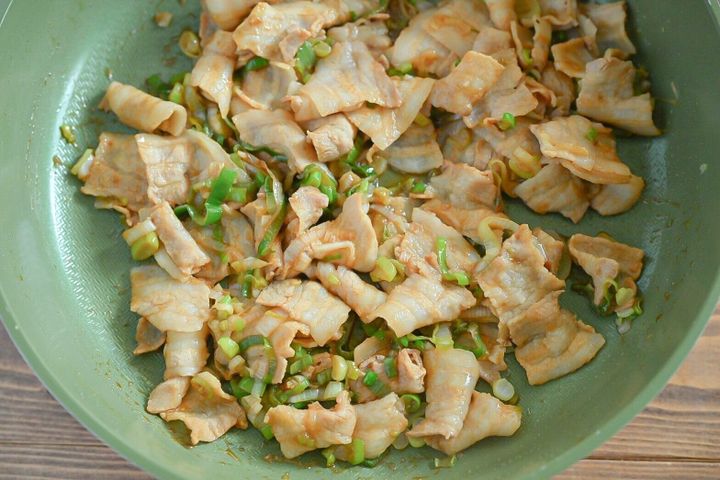 フライパンに入った炒めた豚肉