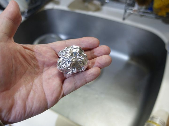 2.アルミホイルで排水溝のぬめり取り