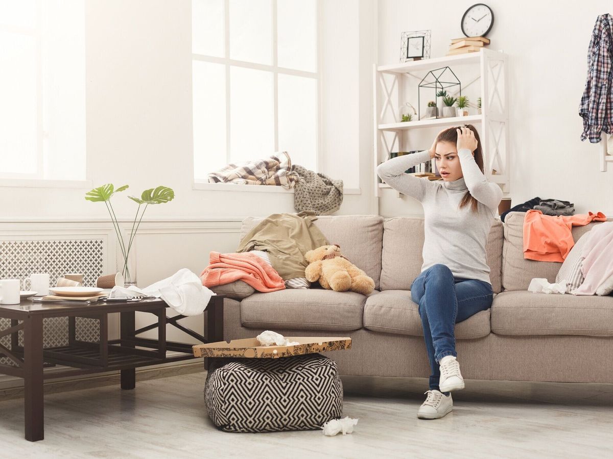 散らかった部屋でソファーに座っていた絶望的な女性