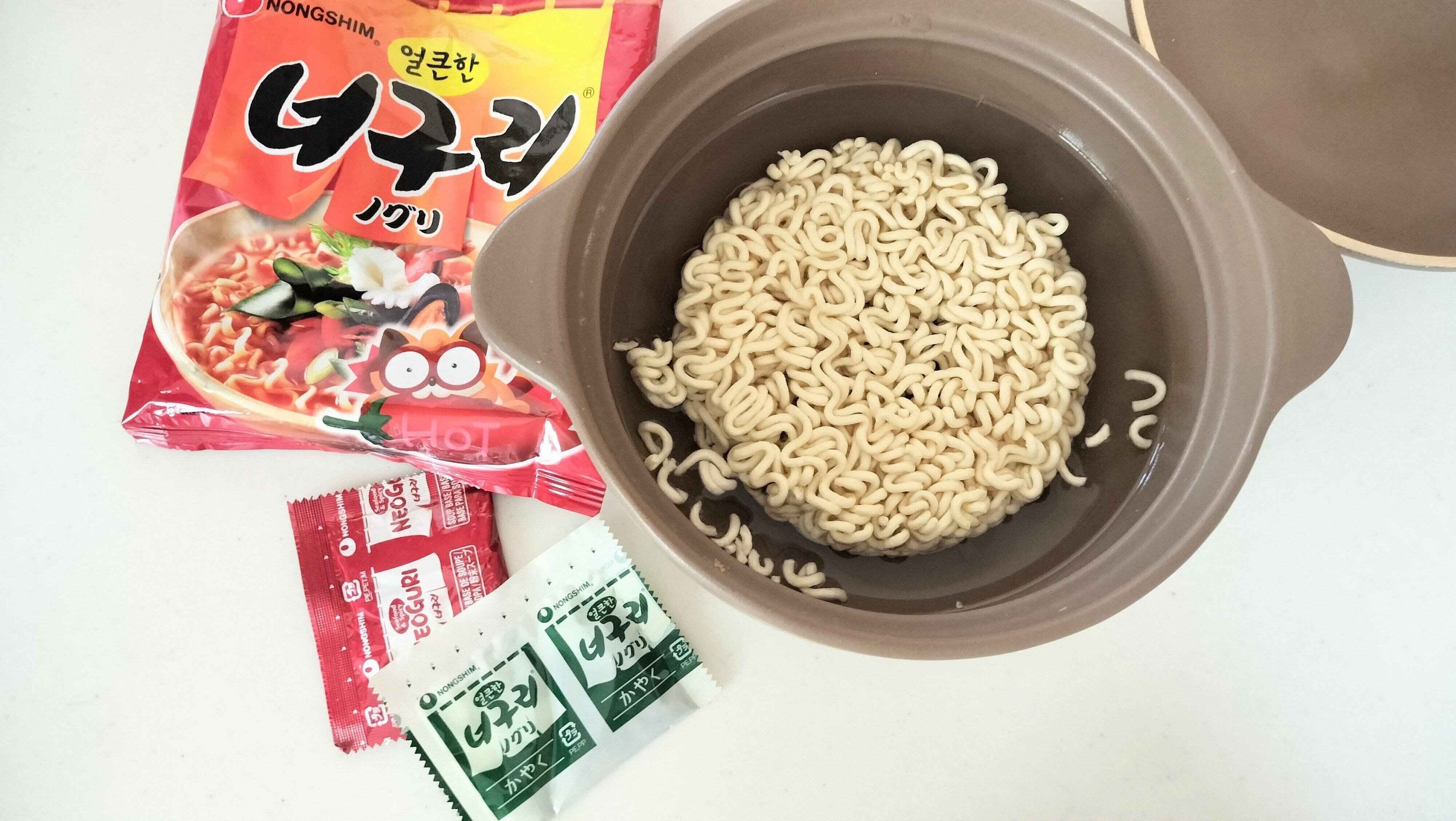 麺とかやくと粉末を入れるだけのインスタント麺