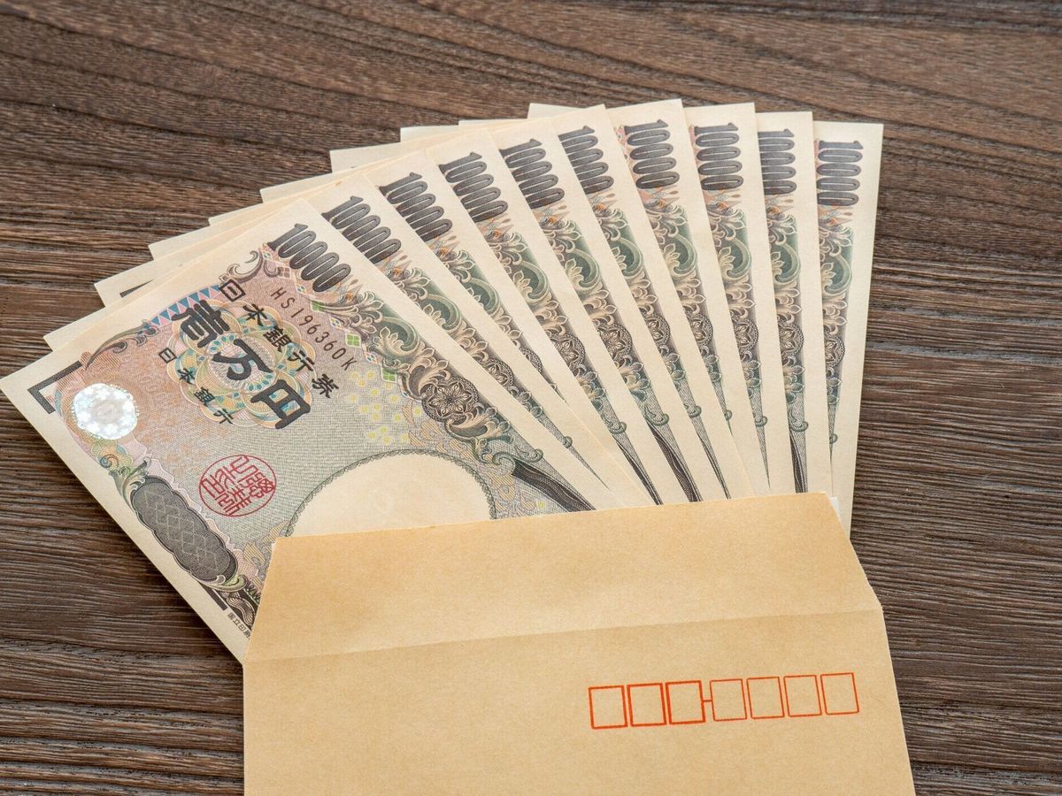 封筒に入れた日本の10万円紙幣