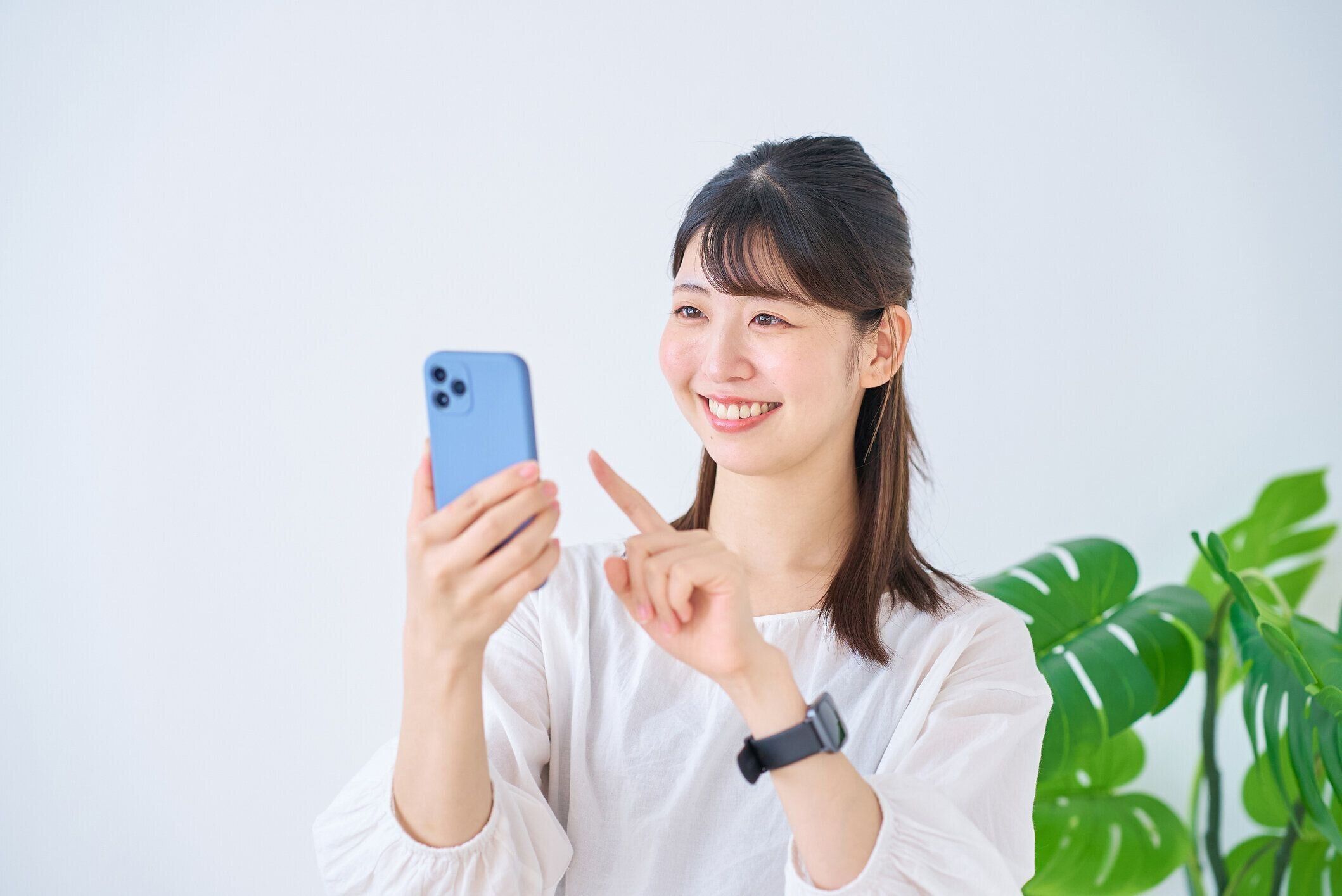 スマートフォンの画面を見ている若い女性