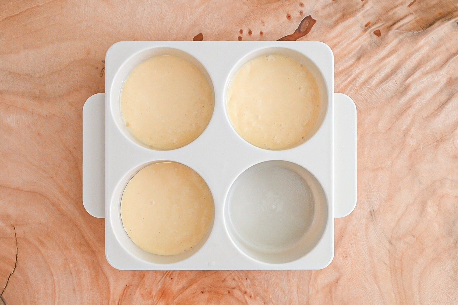 タネが入った仕切り付きパンケーキメーカー