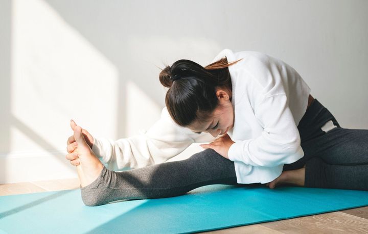アジア女性のストレッチ