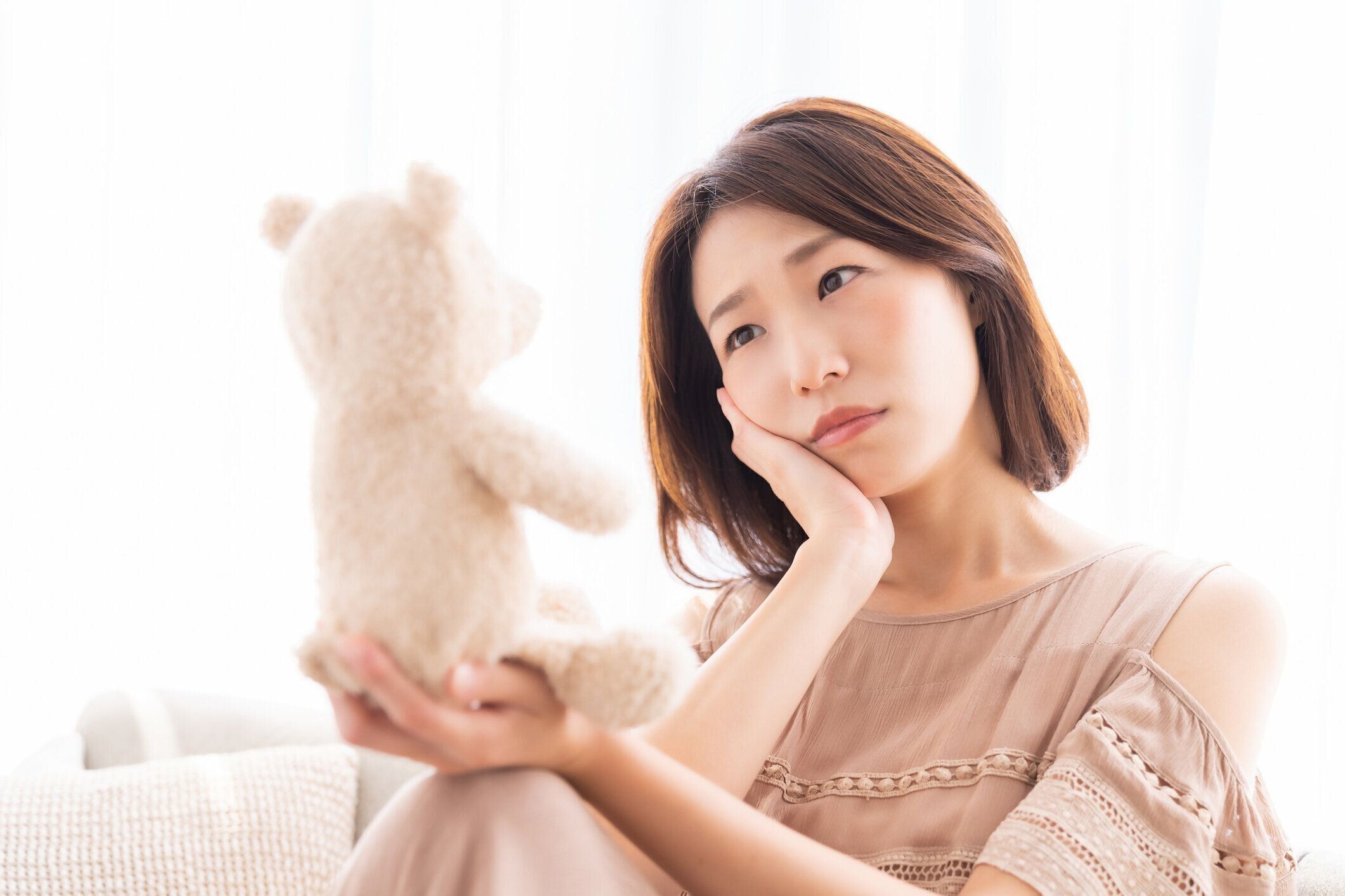 考える魅力的なアジアの女性