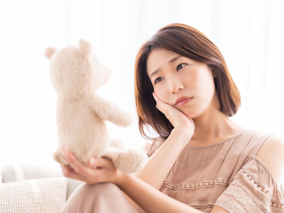 考える魅力的なアジアの女性