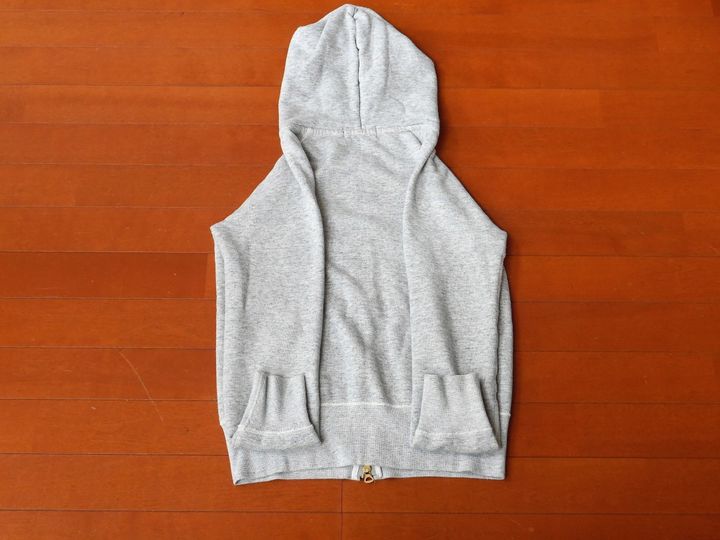 専門家監修 収納しやすいパーカーのたたみ方 写真 動画で手順を解説 サンキュ 専門家監修 収納しやすいパーカーのたたみ方 写真 動画で手順を解説 サンキュ