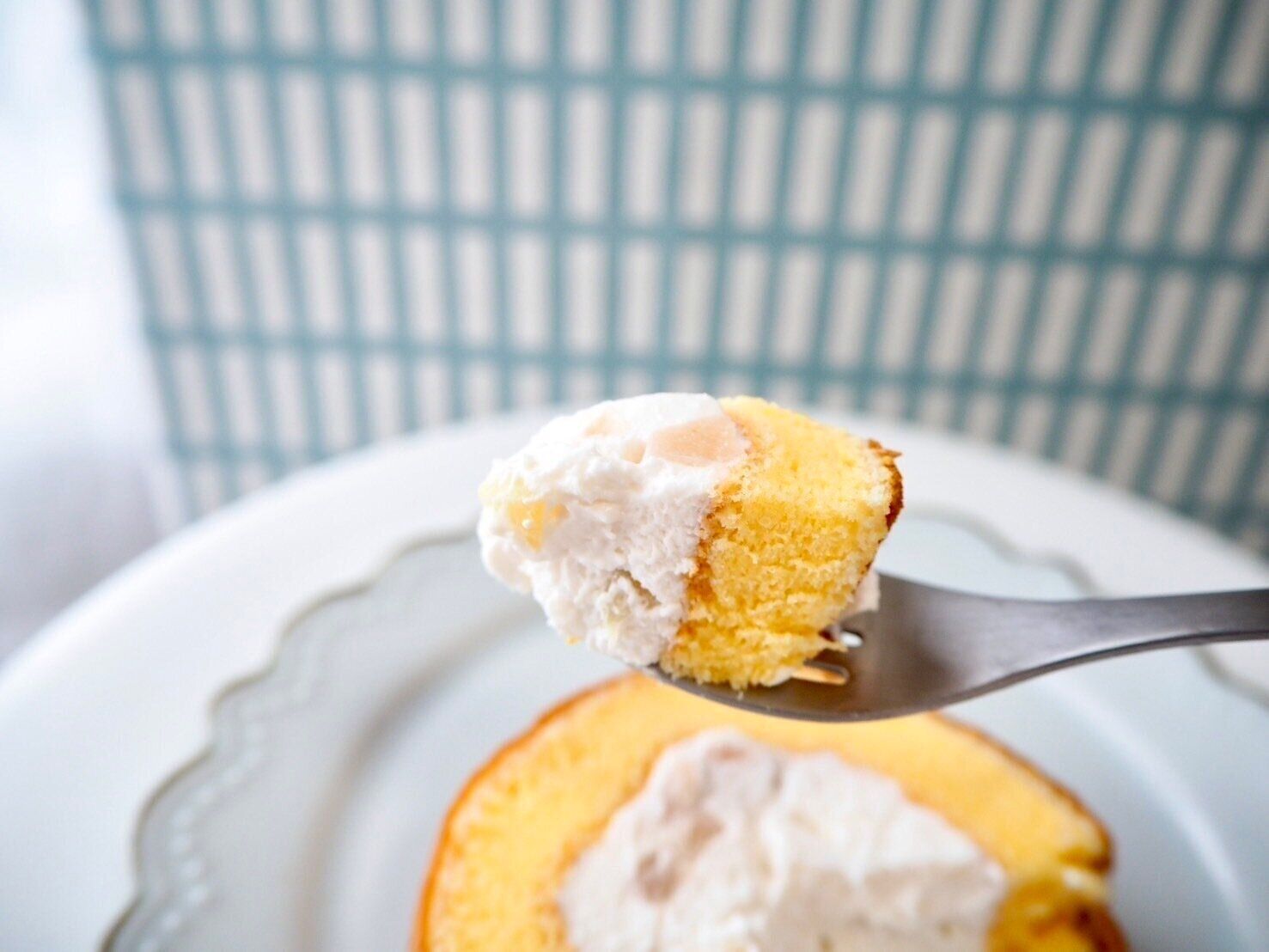 シャトレーゼ「山梨県産白桃のふんわりロール」フォークのせ写真