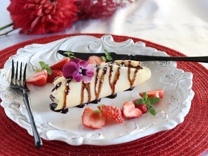 ピーナッツバターとバナナの米粉のクレープ　チョコソースかけ