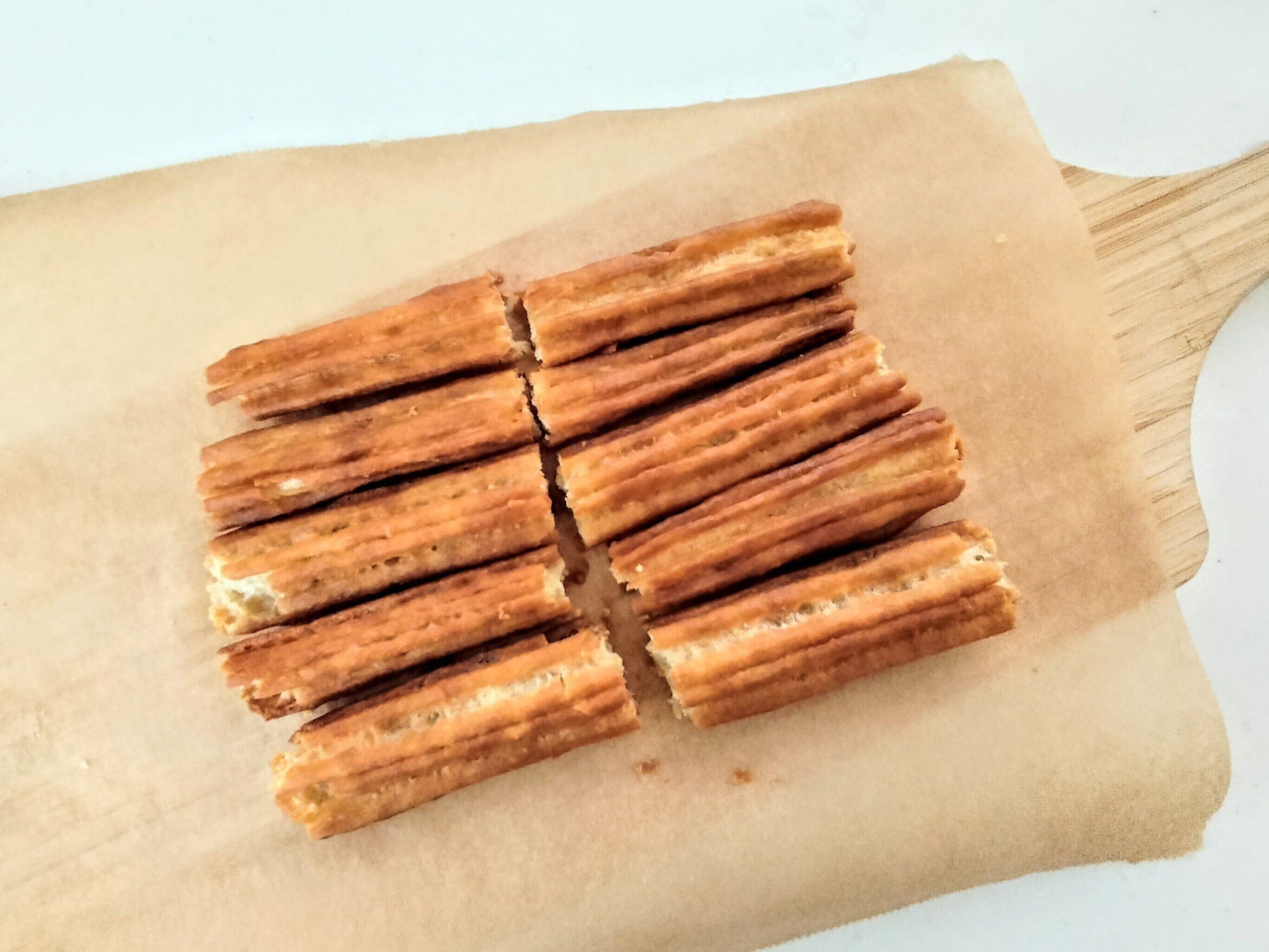 真ん中をカットして食べやすい長さにしたチュロス