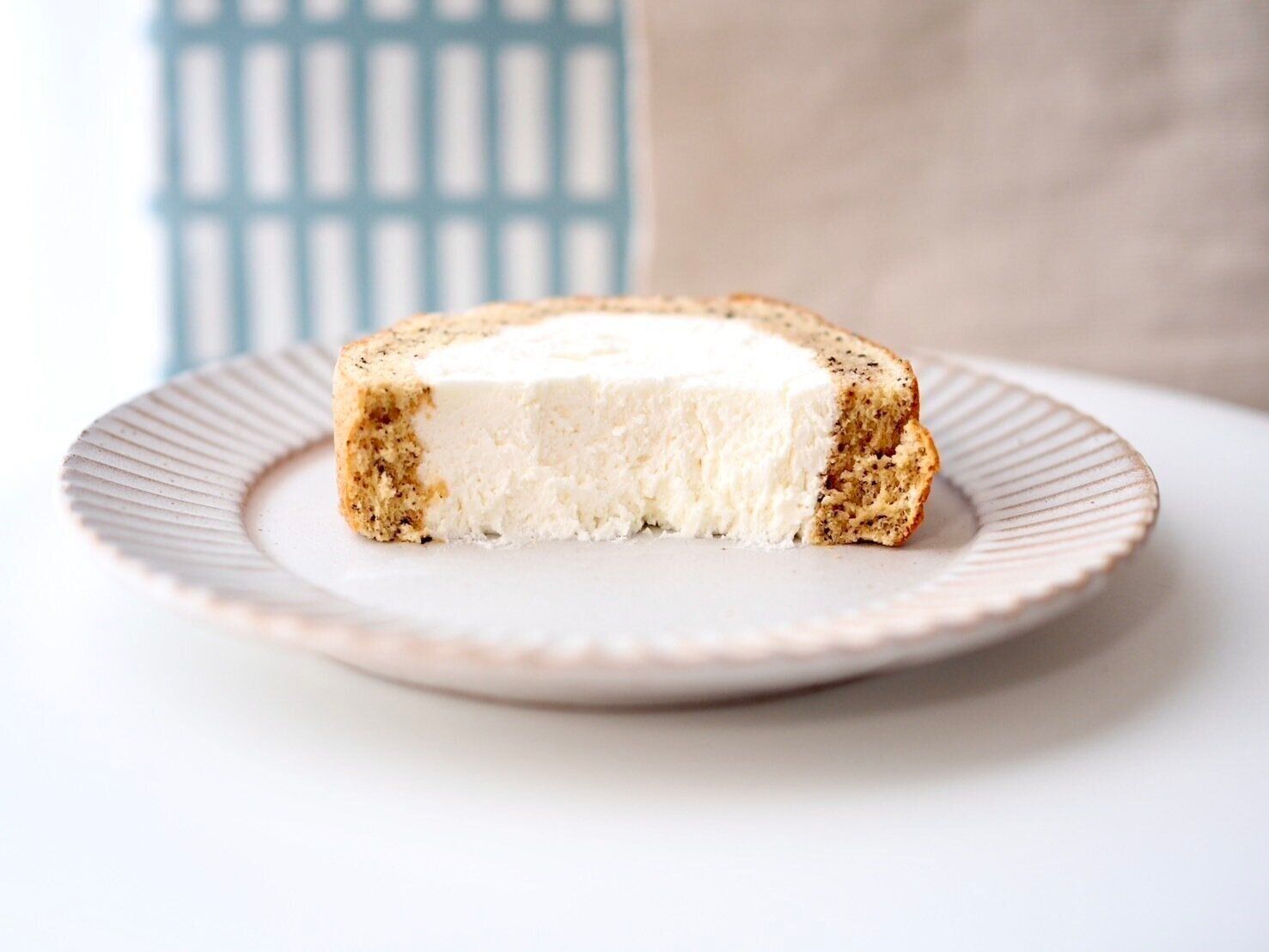 シャトレーゼ「瀬戸内レモンと紅茶のふんわりロール」断面写真