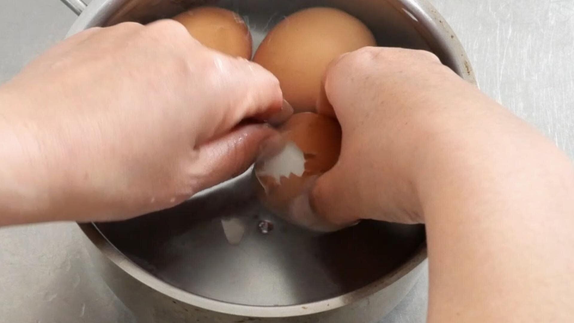 茹で卵の殻剥き