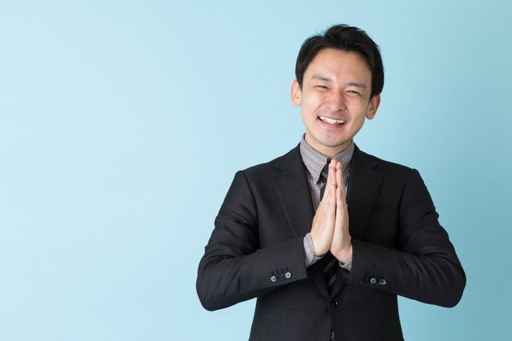 青の背景に分離したアジア系のビジネスマンの肖像画