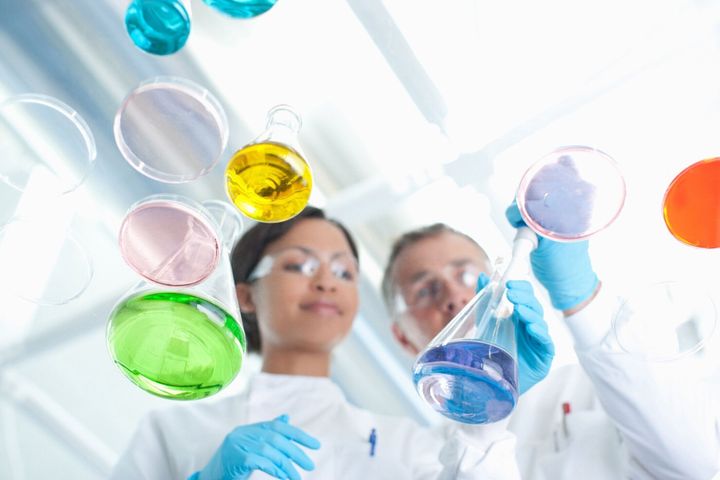 科学者が、内部シャーレ、ビーカーにラボ