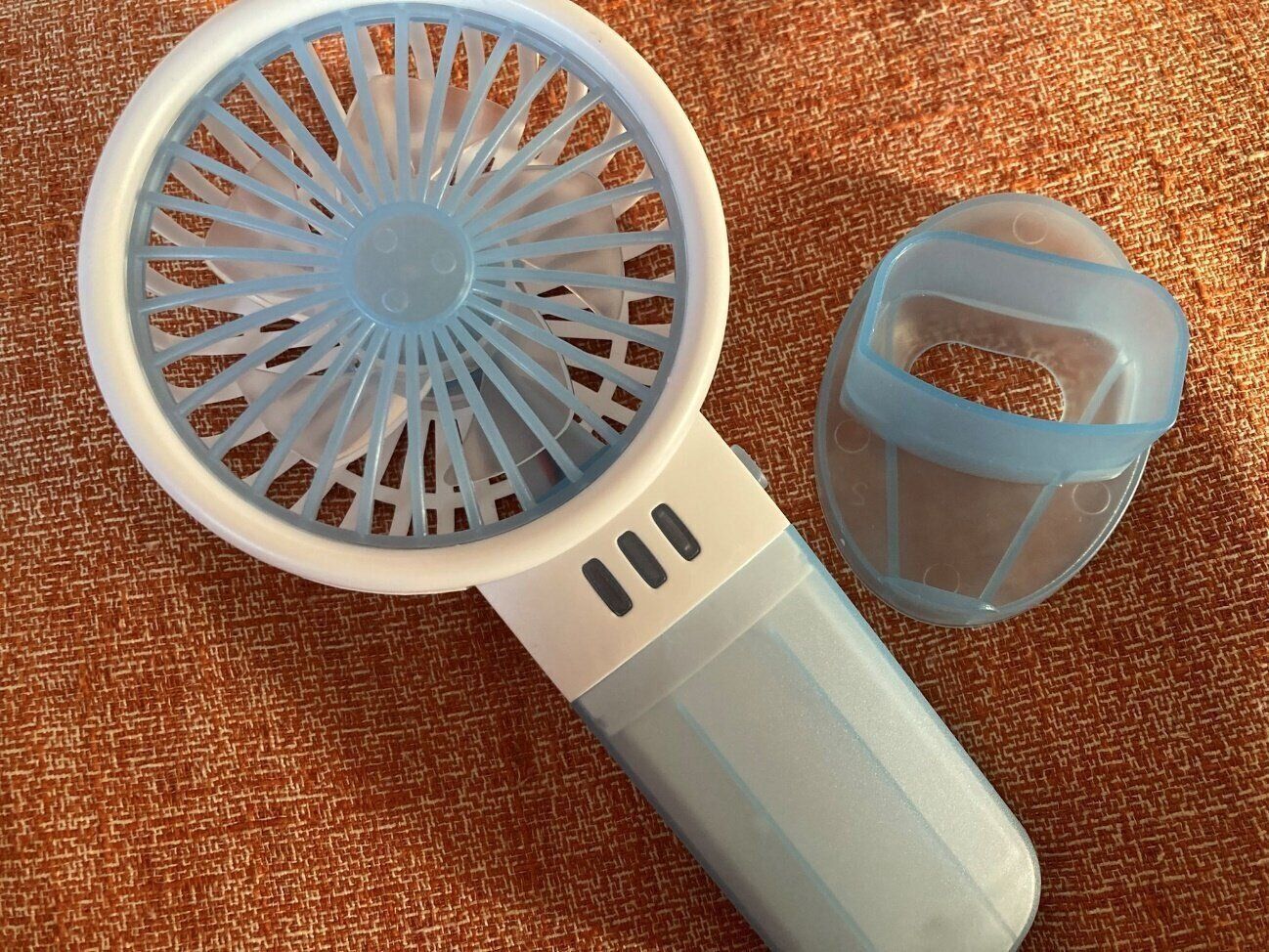 これ安っ…！」ダイソーの330円電池式ハンディファンは実用性十分