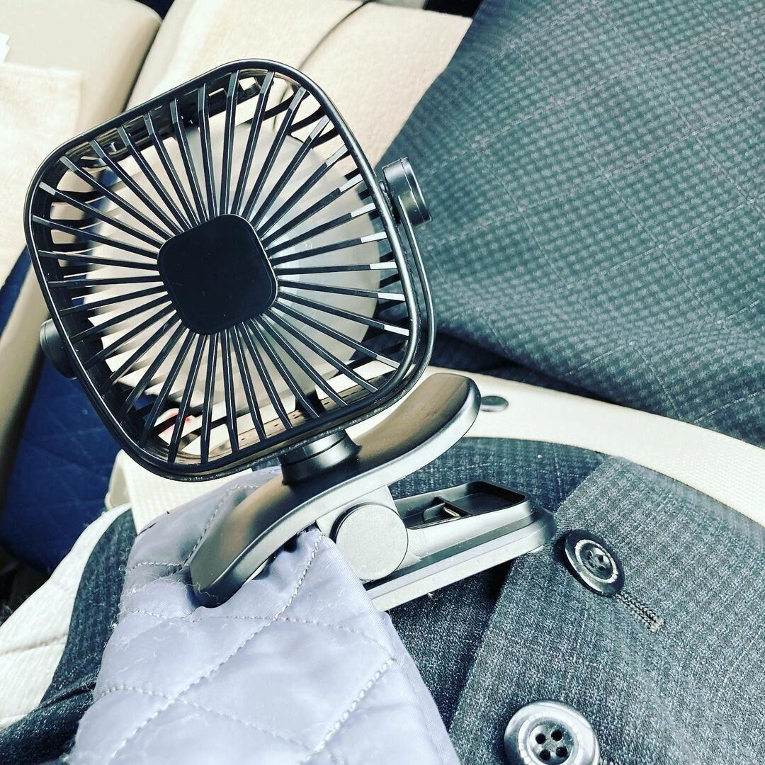 ダイソーの「ミニ扇風機（USB式、クリップ付）」