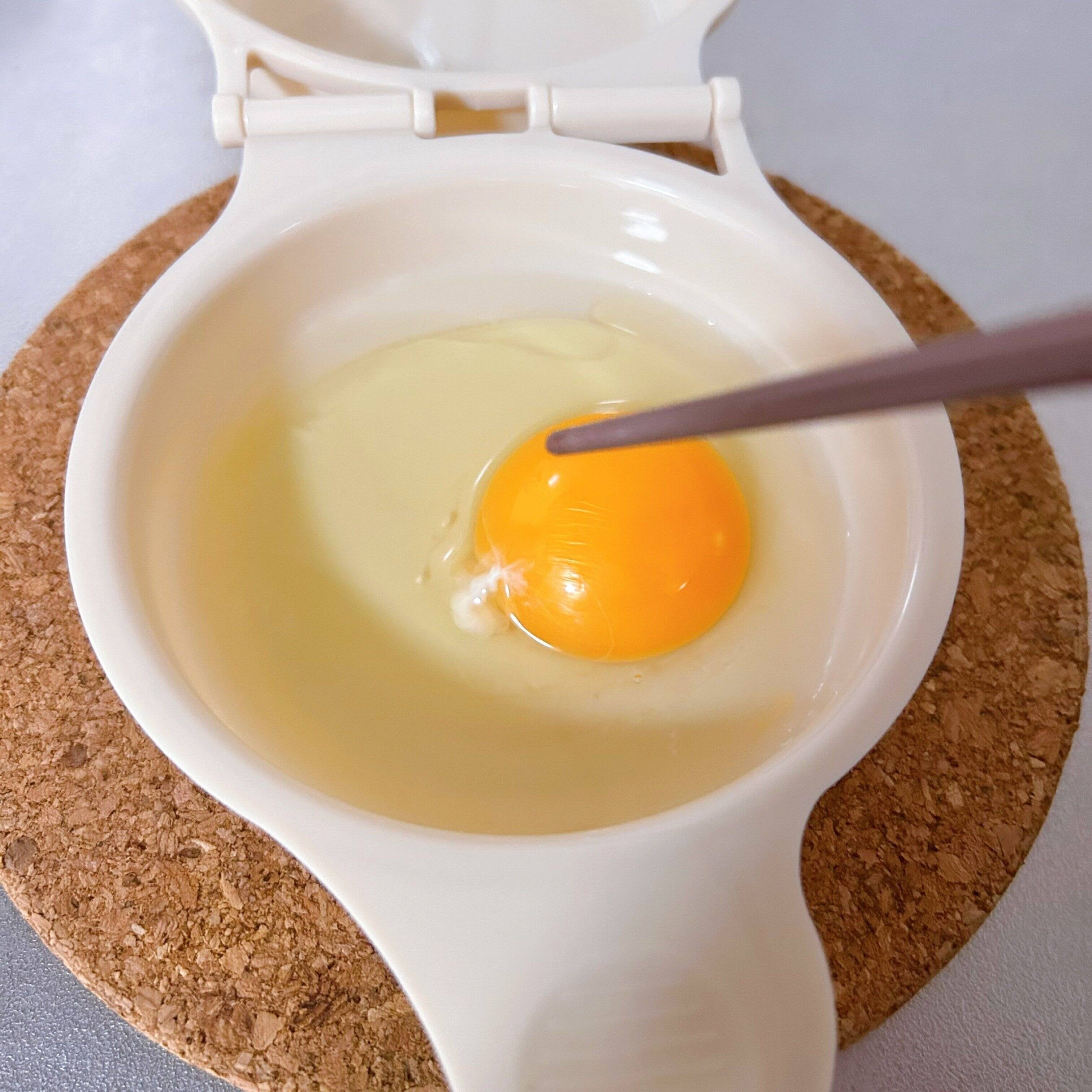 卵を割り入れる