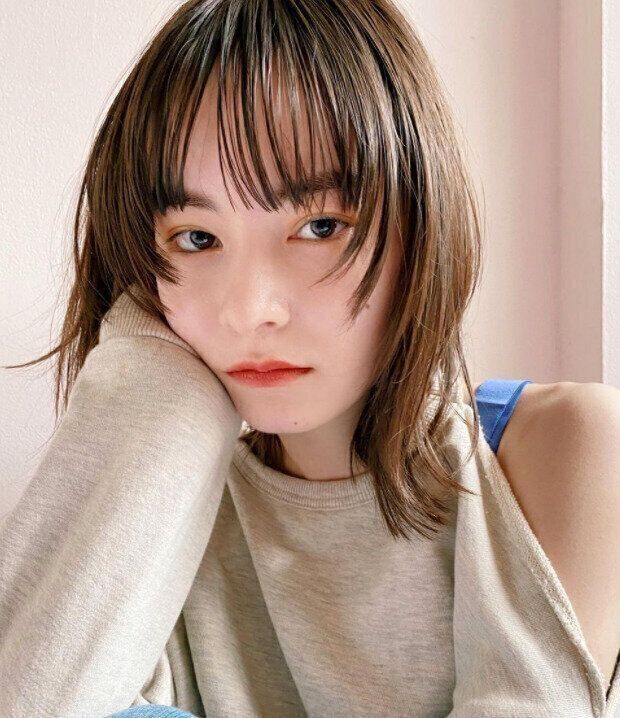 おしゃれな女子高校生のモテるヘアカタログ。顔まわりのおくれ毛がポイント！クールなミディアムレイヤー