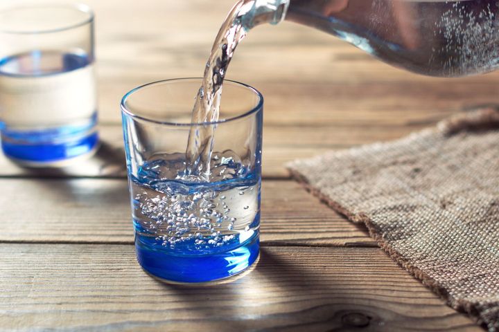 ビーカーに水が注がれた