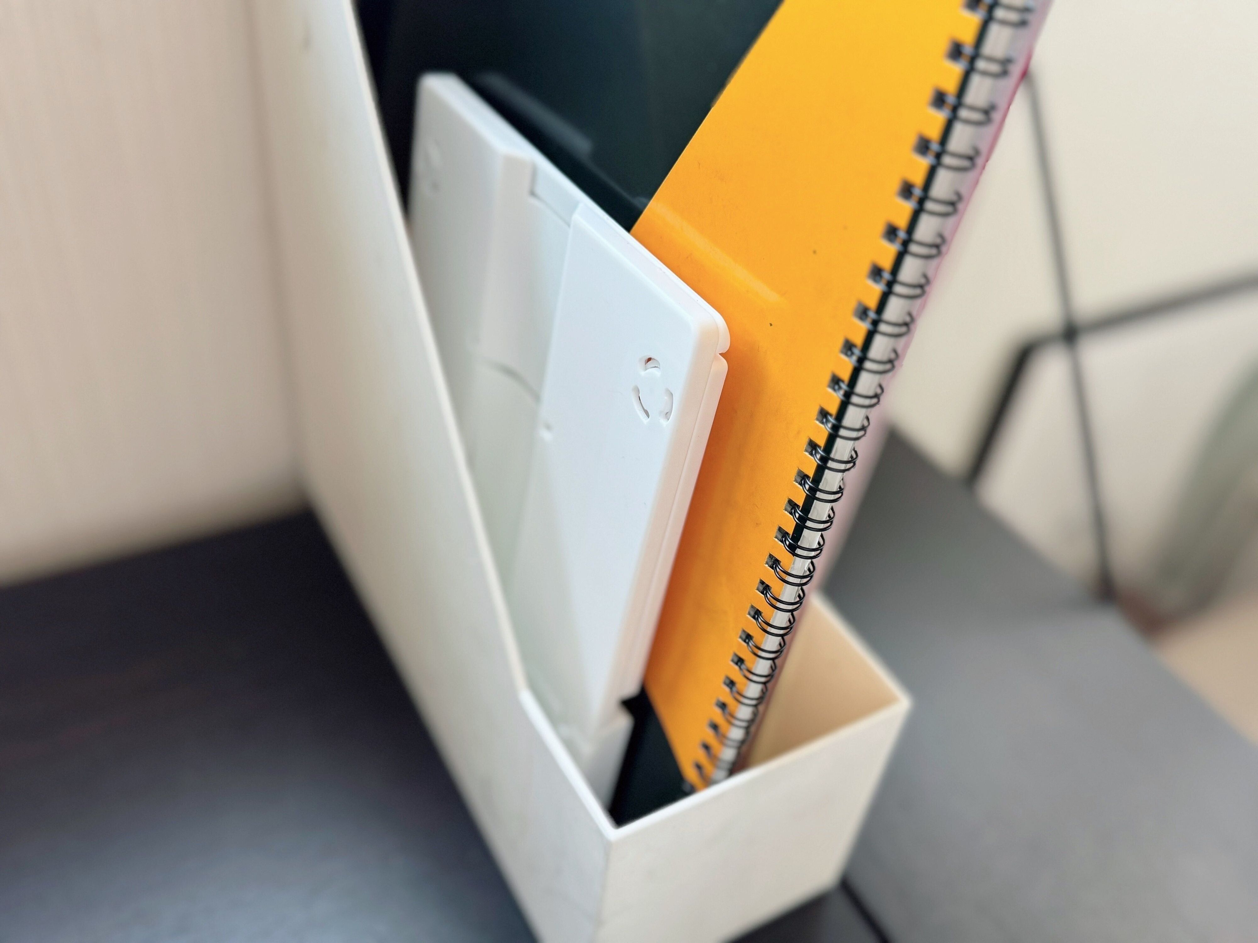 ポイント3．広がるアーム付きで見開きの雑誌にも対応