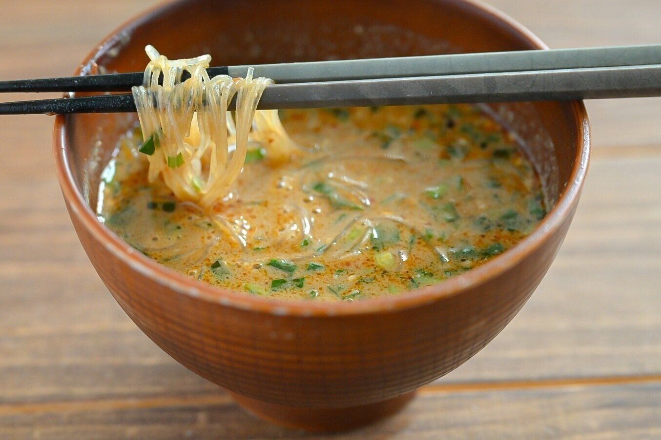 お椀に入ったねりごまのはるさめスープ