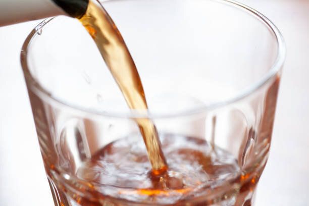 グラスカップに冷たいお茶を注ぐ