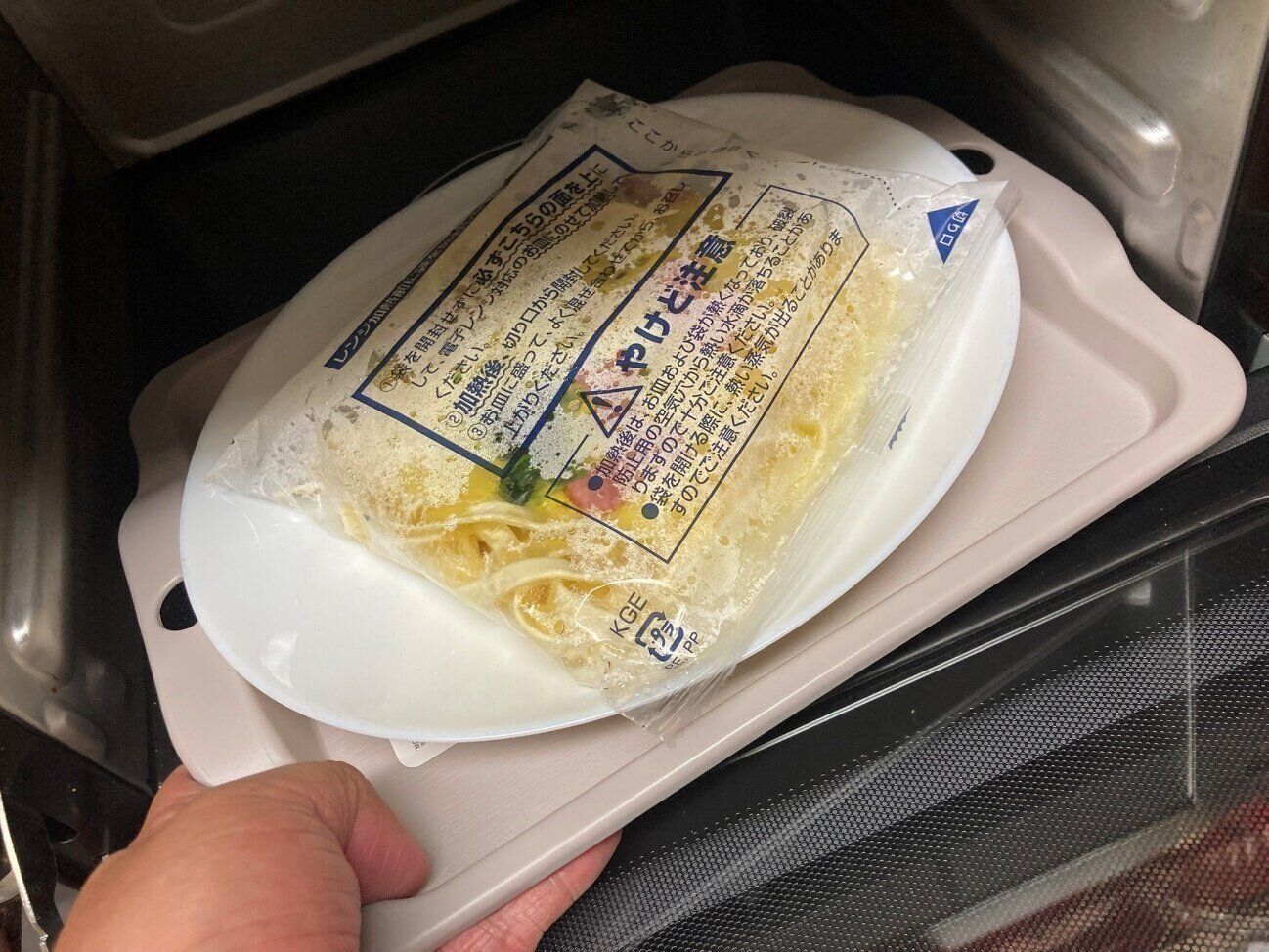 電子レンジの熱っ！火傷防止グッズ「熱くならない万能トレー」を試してみた