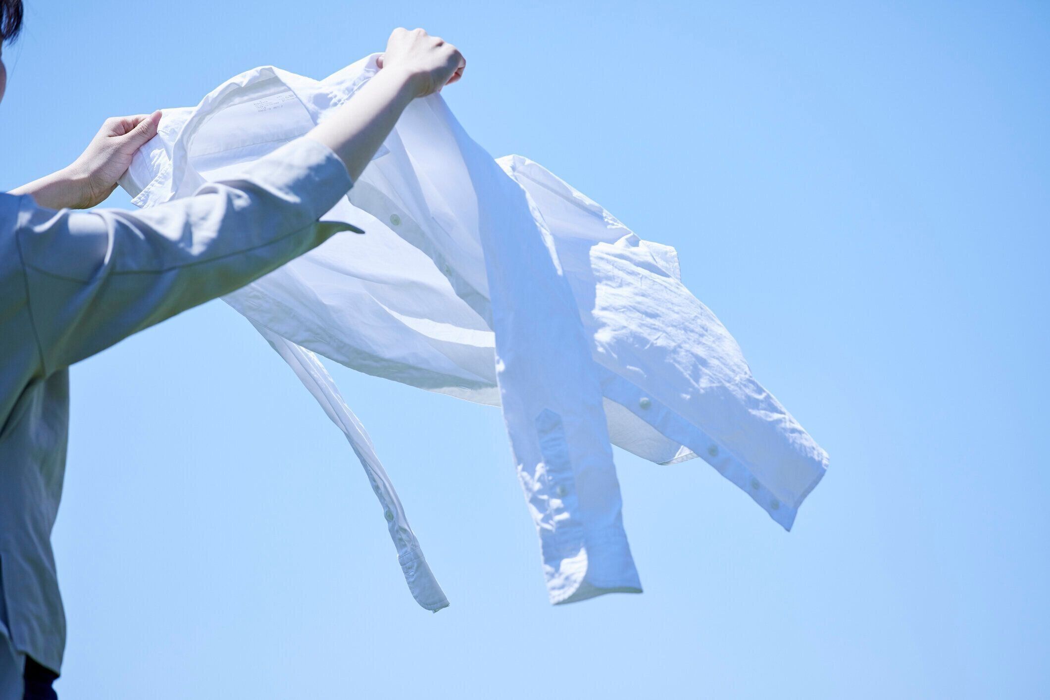 白いシャツを洗う若い女性