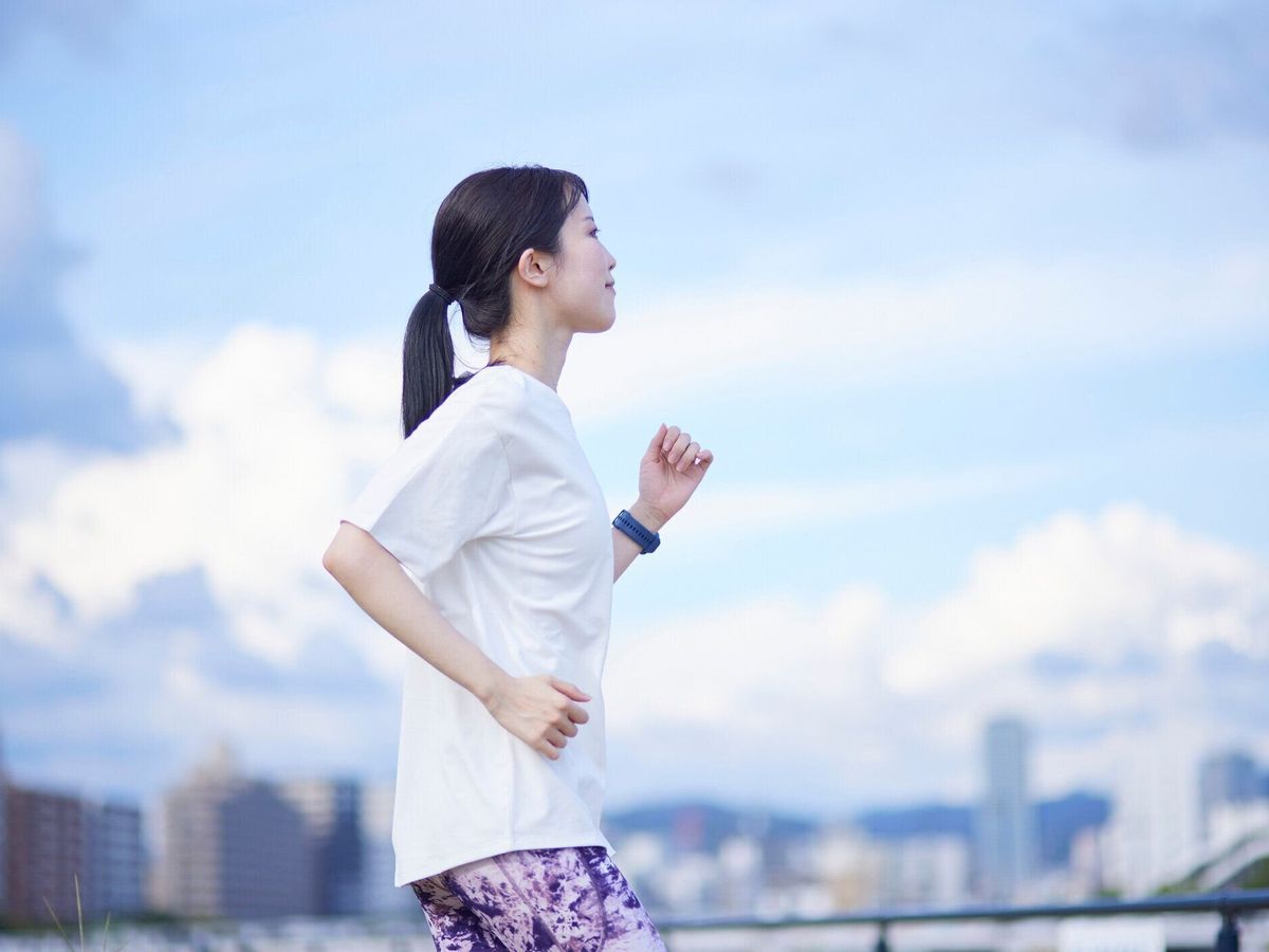 屋外で運動する若い日本人女性