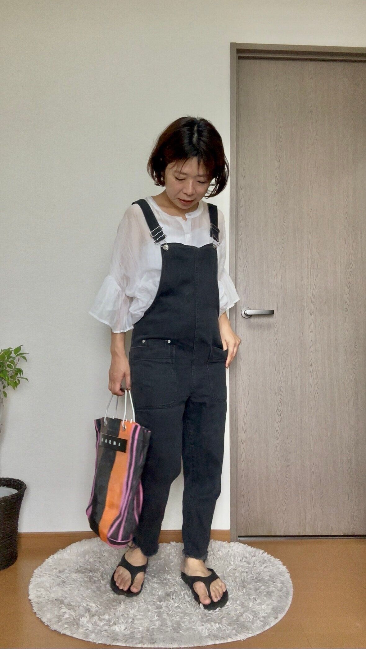 オーバーオールにブラウスを合わせたコーデ