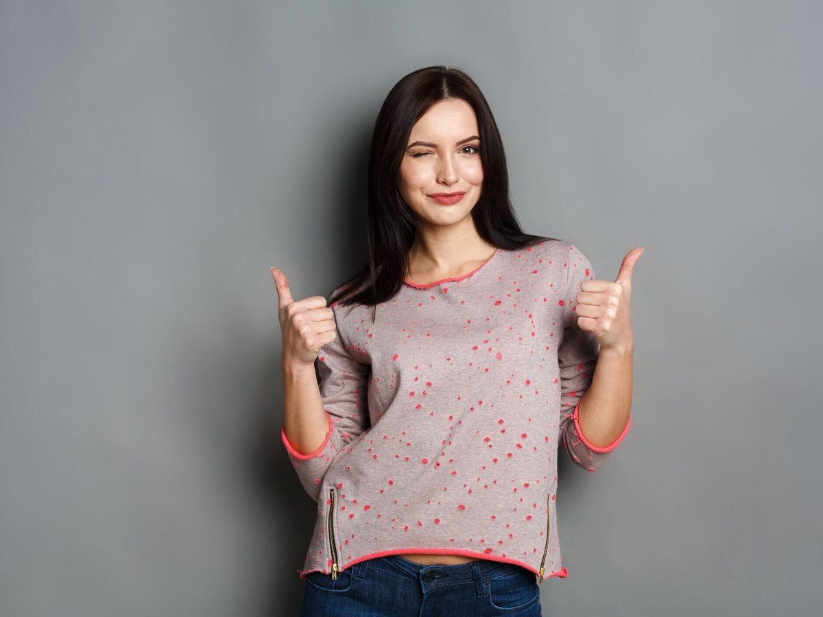 若くてきれいな女性の肖像画を親指で