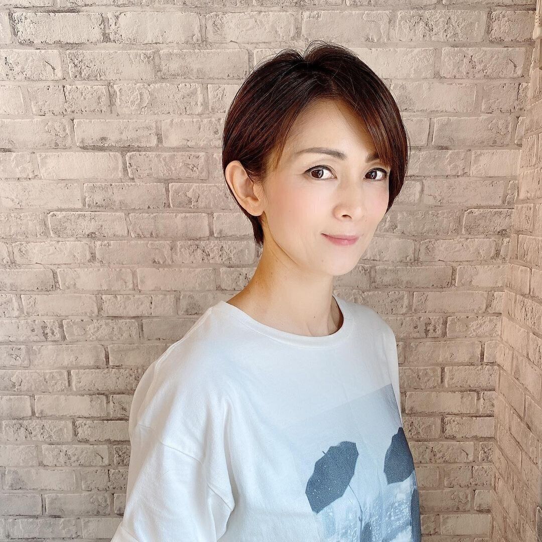 40代女性に似合うふんわりショートヘアスタイル！まとまりショートで新しい自分に！