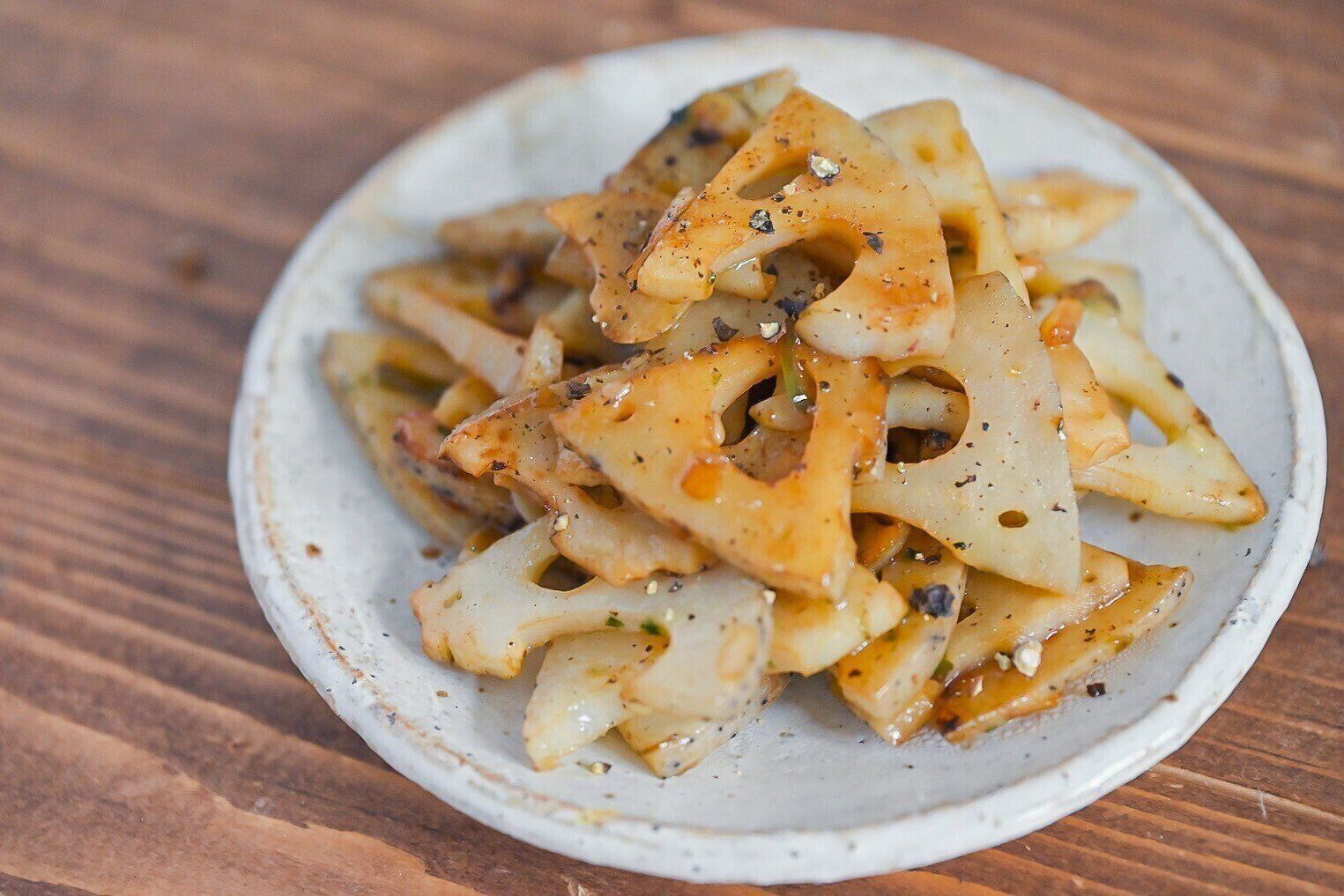 陶器の皿に盛られたれんこん炒め