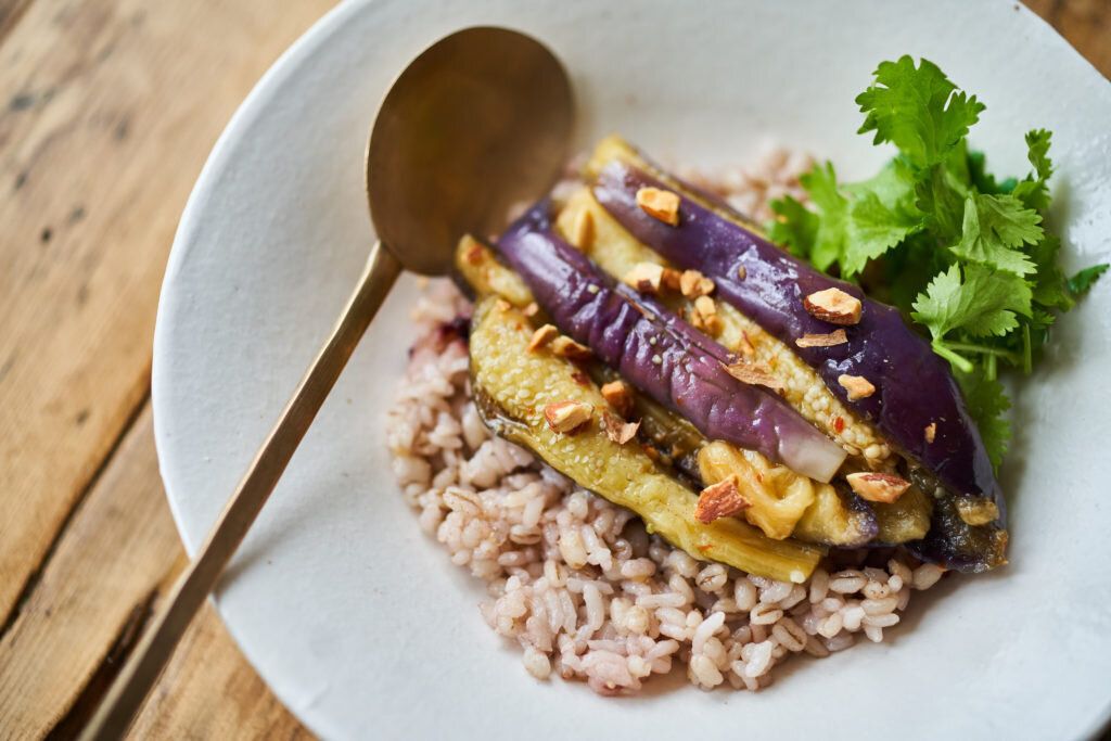 蒸しなすのピリ辛のっけごはん