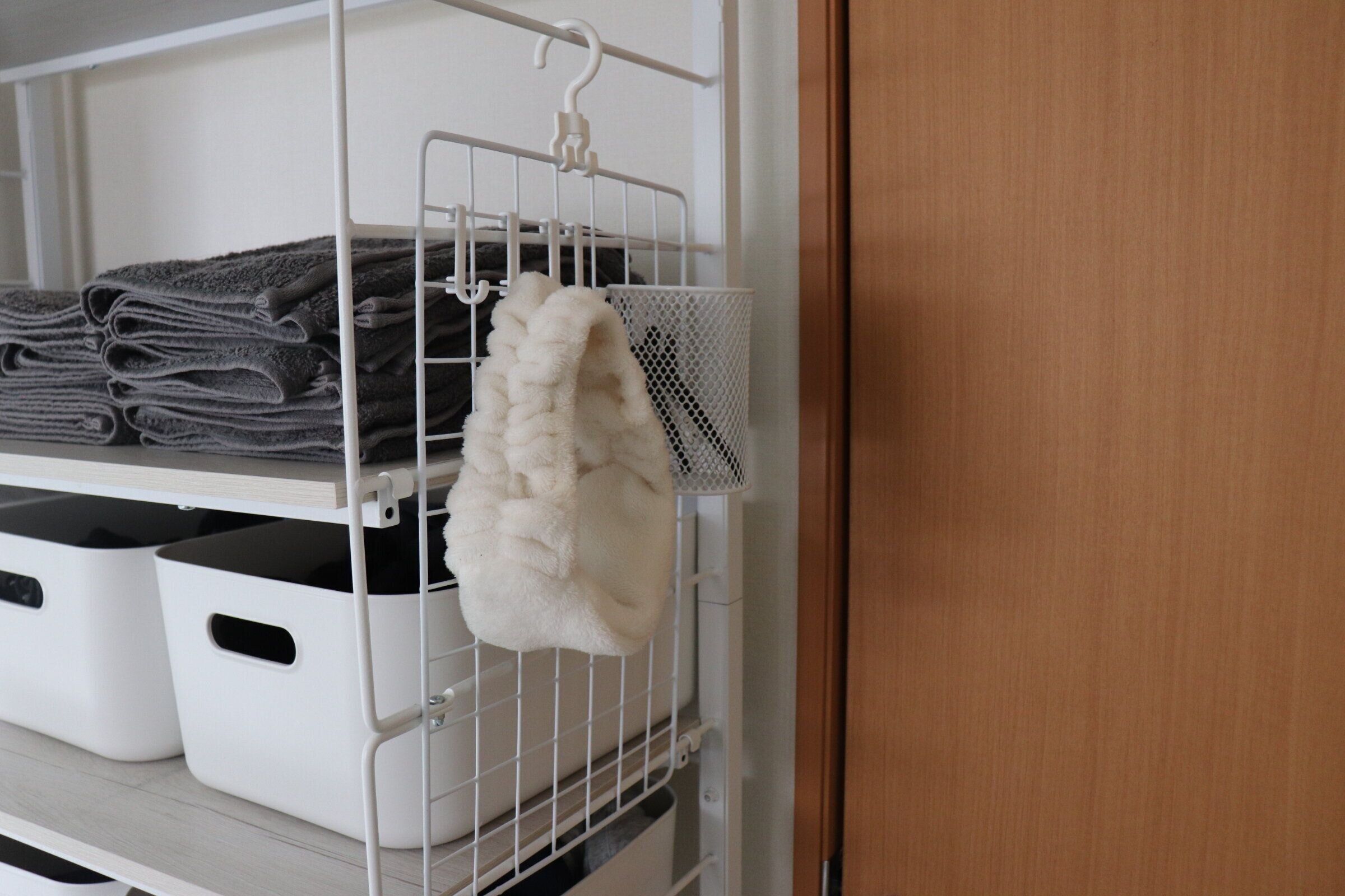 【セリア】簡単に壁掛け収納が叶う！セリアの「ワイヤーネット用ハンガー」で小物収納がはかどる