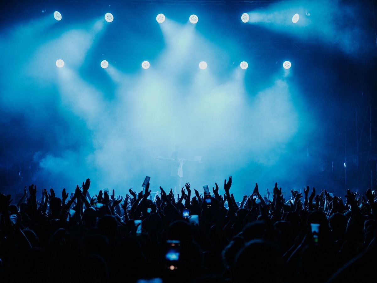 2022年の夏にバルセロナの音楽ショーで踊る人々の群衆