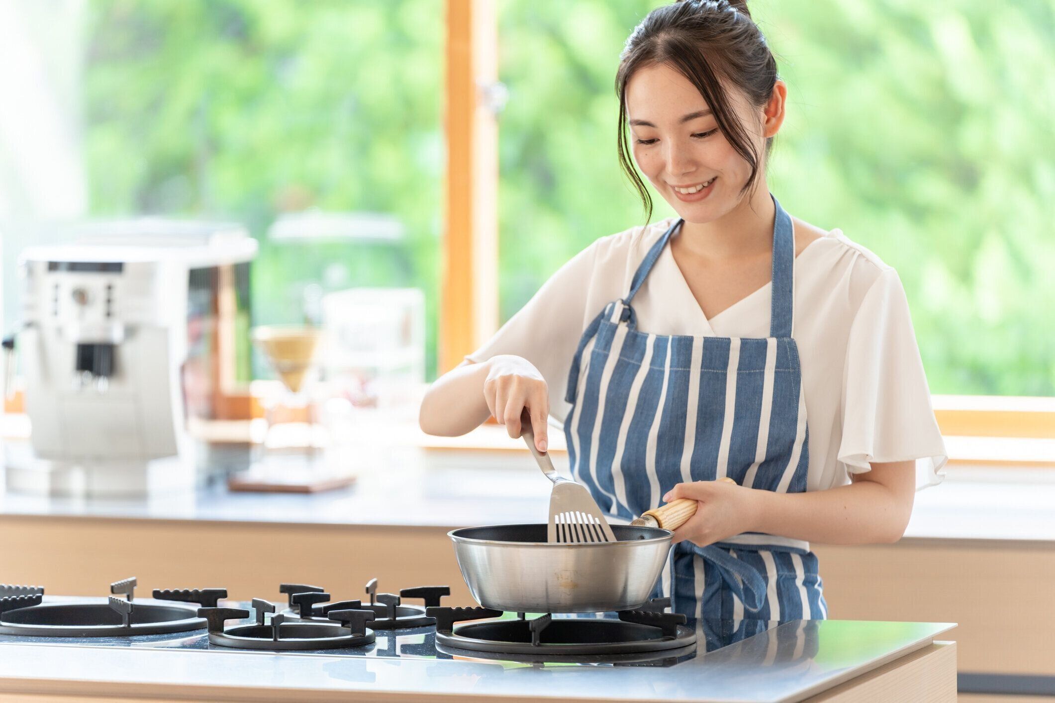 キッチンで調理魅力的な日本人女性