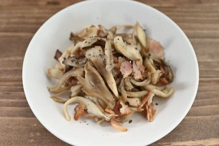 舞茸とベーコンのコンソメ炒め