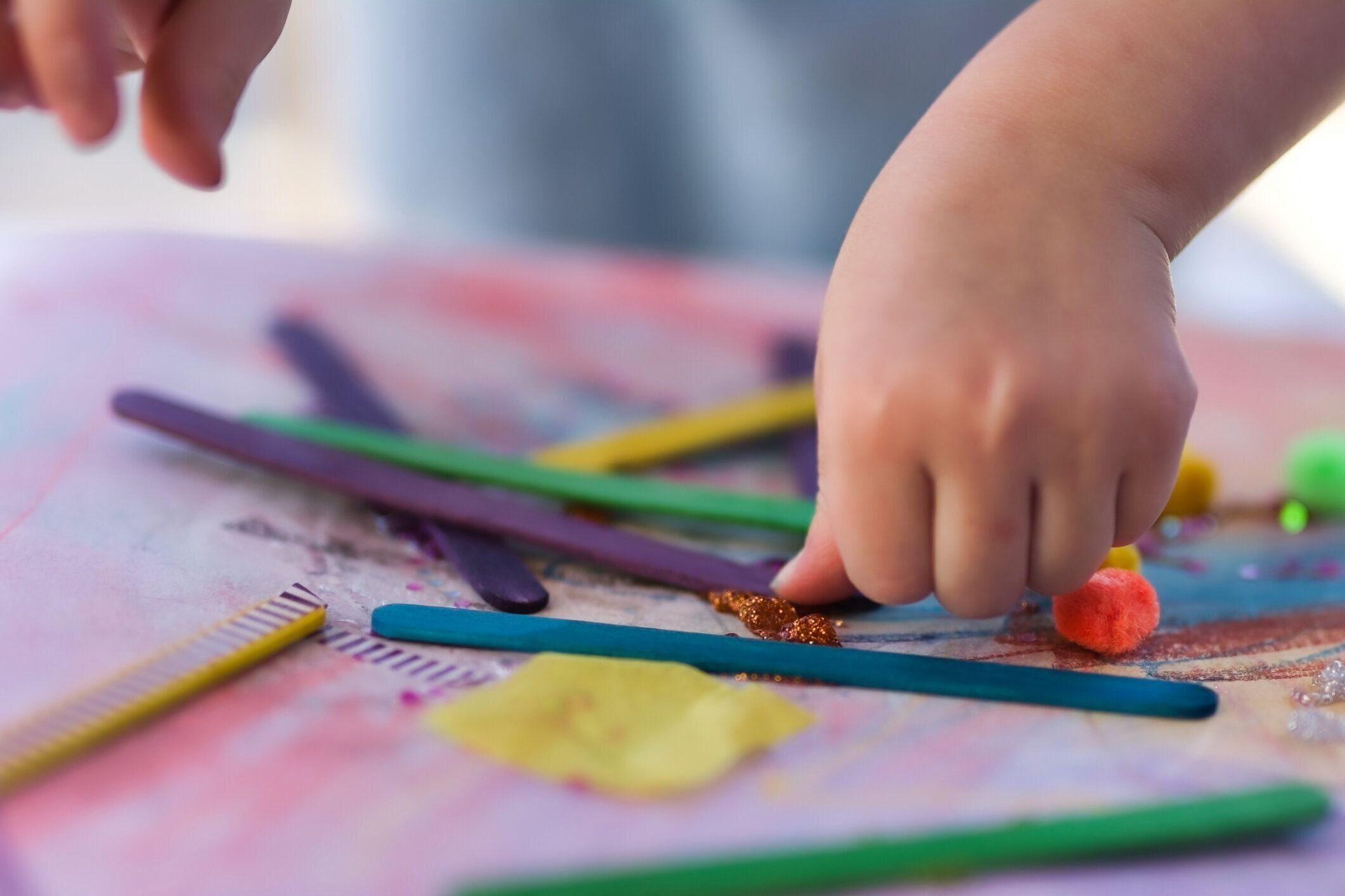子供がコラージュを作る